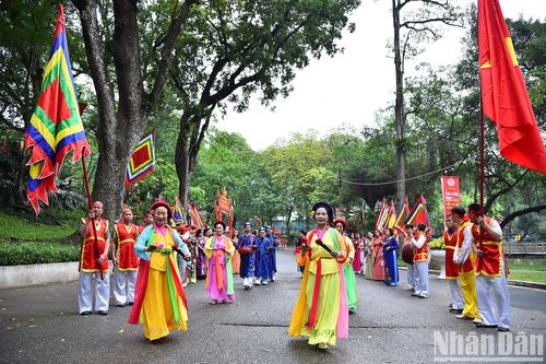 Lễ hội được quận tổ chức nhằm tưởng nhớ người anh hùng Nguyễn Quý Công (Hoàng Phúc Trung) hay còn gọi là ông Hoàng Lệ Mật, vị công thần triều Lý, người làng Lệ Mật (nay thuộc phường Việt Hưng, quận Long Biên) có công khai khẩn vùng đất hoang phía tây kinh thành Thăng Long, tạo nên vùng nông nghiệp trù phú với địa danh Thập tam trại.