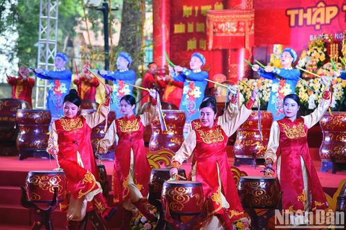Tiếng trống hội hào hùng chào mừng chương trình khai mạc Lễ hội kỷ niệm 980 năm Thập tam trại.