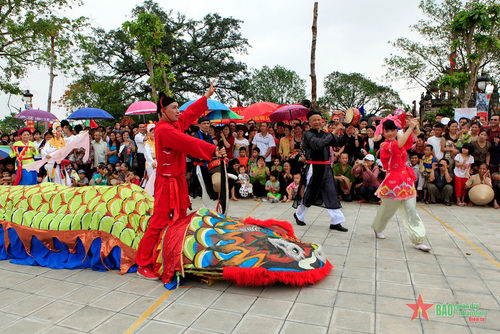 Màn biểu diễn tái hiện lại cảnh thanh niên họ Hoàng chiến đấu với Giảo Long để giành lại công chúa. 