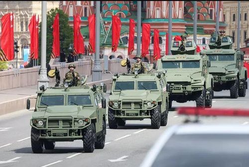 Xe bọc thép ZTS "Akhmat" chế tạo cho chiến trường Ukraine tham gia Lễ duyệt binh. Nguồn Izvestia
