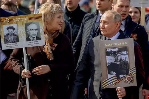 Tổng thống Nga Vladimir Putin cầm bức chân dung cha mình trong lễ duyệt binh của "Trung đoàn bất tử". Nguồn Izvestia