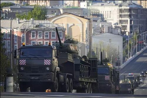 Xe kéo chuyên dụng đưa xe tăng T-34 tham gia Lễ duyệt binh. Nguồn Izvestia