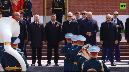 Tổng thống Putin và các lãnh đạo quốc tế đặt vòng hoa tại Mộ Chiến sĩ vô danh sau lễ duyệt binh. Ảnh chụp màn hình