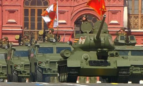Xe tăng T-34 huyền thoại dẫn đầu đoàn diễu binh của khối khí tài quân sự.