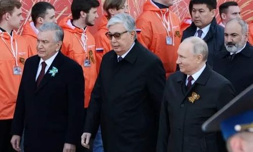 Tổng thống Nga Vladimir Putin, Tổng thống Kazakhstan Kassym-Jomart Tokayev và Tổng thống Uzbekistan Shavkat Mirziyoyev tại lễ duyệt binh. Ảnh: Sputnik