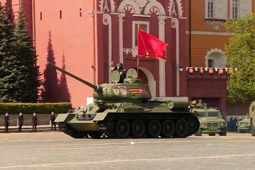 Xe tăng T-34 dẫn đầu đoàn xe quân sự tham gia sự kiện. Ảnh: NTS Sevastopol