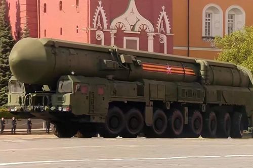 Một xe chở tên lửa đạn đạo tham gia sự kiện. Ảnh: The Independent