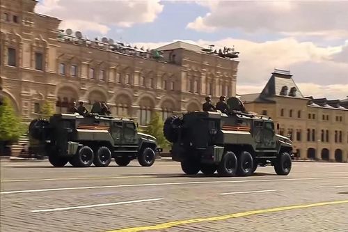 Các xe bọc thép trong lễ duyệt binh. Ảnh: The Independent