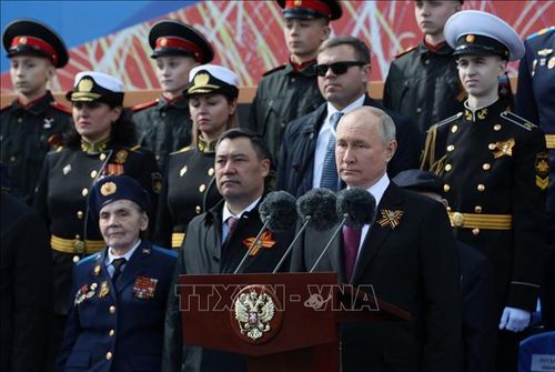 Tổng thống Nga Vladimir Putin (phải, hàng đầu) phát biểu tại lễ duyệt binh kỷ niệm 78 năm Chiến thắng trong Chiến tranh Vệ quốc vĩ đại ở Moskva, ngày 9/5/2023. Ảnh: AFP/TTXVN