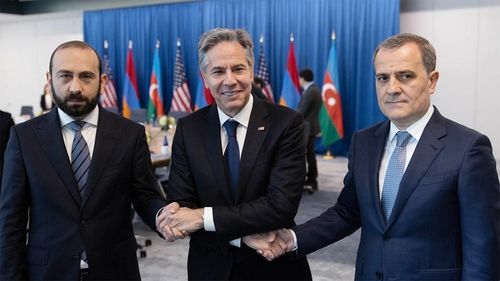 Ngoại trưởng Mỹ Antony Blinken (giữa) với Ngoại trưởng Armenia Ararat Mirzoyan (trái) và Ngoại trưởng Azerbaijan Jeyhun Bayramov tại cuộc đàm phán vừa qua ở Mỹ. Ảnh: The Armenian Weekly