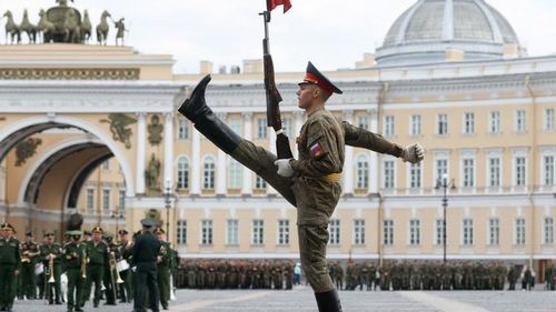 Các binh sĩ diễn tập cho cuộc duyệt binh Ngày Chiến thắng ở St. Petersburg. Ảnh: TASS