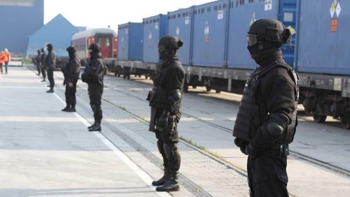 Theo ấn phẩm Sohu, các quan chức Mỹ đã trở nên rất lo lắng khi biết về lô Uranium làm giàu đầu tiên từ Nga đến Trung Quốc và cố gắng sử dụng tin tức này cho mục đích riêng của họ.