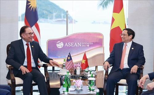 Thủ tướng Phạm Minh Chính gặp Thủ tướng Malaysia Anwar Ibrahim.