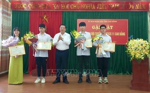 Bí thư Tỉnh ủy Cao Bằng biểu dương các thành viên Đội tuyển Robotics 11 Cao Bằng. Ảnh: Chu Hiệu/TTXVN