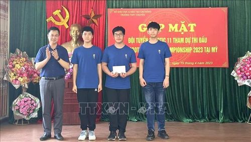 Đại diện các sở, ngành tỉnh Cao Bằng tặng quà chúc mừng Đội tuyển Robotics 11 Cao Bằng. Ảnh: TTXVN phát