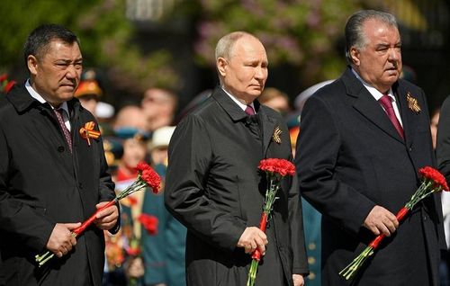 Tổng thống Nga Vladimir Putin và các nhà lãnh đạo Cộng đồng các quốc gia độc lập đặt hoa tại Mộ Chiến sĩ vô danh. Ảnh: TASS