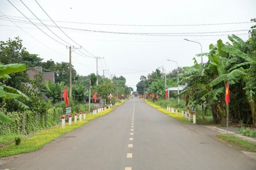 Một con đường nông thôn khang trang ở xã Trung Hòa.