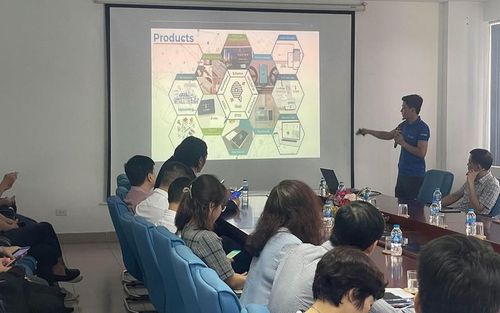 Doanh nghiệp giới thiệu sản phẩm công nghệ cao.