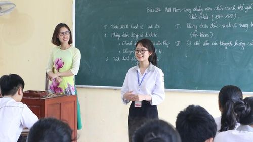 Cô Trần Thị Hà cho học sinh lên chia sẻ suy nghĩ của mình về một bài học Lịch sử trên lớp.