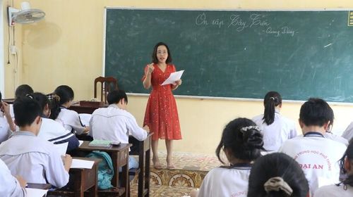 Cô Trịnh Thị Ngọc đang ôn luyện môn Ngữ văn cho học sinh của mình.
