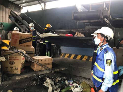 Gần 32.000 bao thuốc lá nhập lậu và 879 đơn vị sản phẩm hàng hóa giả mạo nhãn hiệu được cơ quan chức năng thu giữ và tiêu hủy.