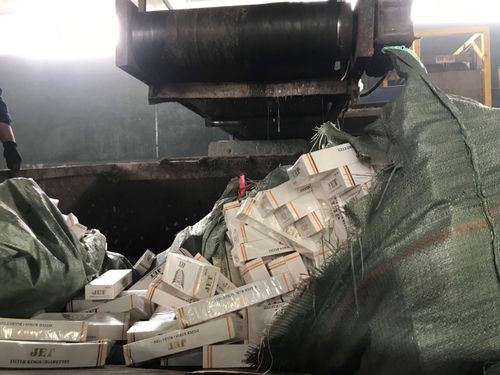 Lô hàng đang được lực lượng chức năng tiến hành tiêu hủy.