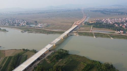 Một số tuyến cao tốc đang phát huy công dụng khi rút ngắn thời gian di chuyển xuống rất nhiều lần, hạn chế tối đa tình trạng ùn tắc giao thông.