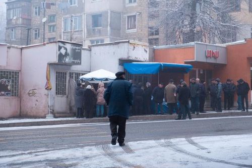 Người dân Nagorno-Karabakh phải xếp hàng dài mà chưa chắc đã mua được nhu yếu phẩm