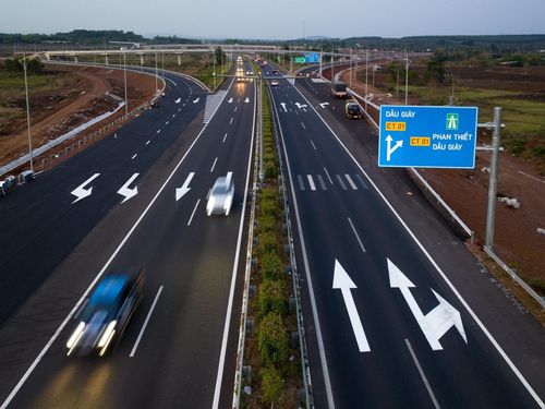 Nhiều tuyến cao tốc do Nhà nước đầu tư đã hoàn thành đưa vào khai thác nhưng chưa thu phí do chờ cơ chế. Ảnh: Chí Hùng.