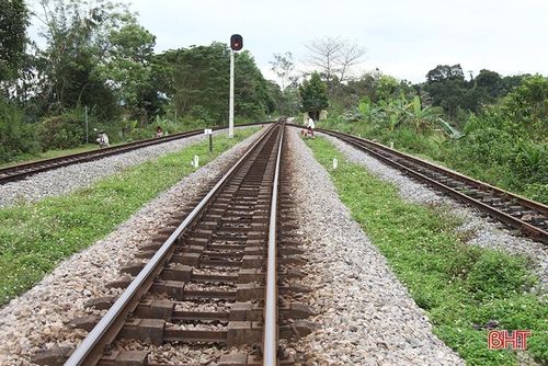 Hạ tầng đường sắt ở Hà Tĩnh có độ dốc lớn, quanh co và thường bị ngập lụt, xói lở nền vào mùa mưa lũ.