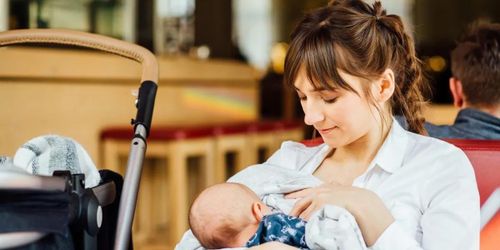 Cho con bú là một quá trình cần sự kiên trì. Ảnh: Advocate Channel.