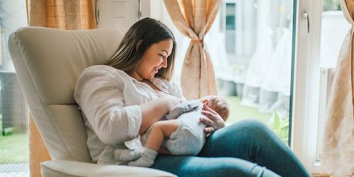 Phụ nữ nên cho con bú bất cứ khi nào trẻ có dấu hiệu đói. Ảnh: Lancaster General Health.
