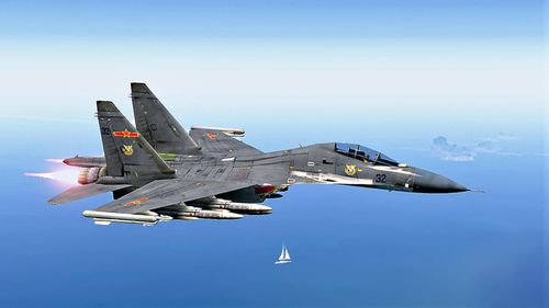 Tiếp theo là chiến đấu cơ Su-30MKK, phiên bản được Trung Quốc đặt hàng vào năm 1997 để đối phó với những tình huống tương tự cuộc khủng hoảng eo biển Đài Loan, khi Hải quân Mỹ điều một nhóm tấn công tàu sân bay đến khu vực và chỉ cách bờ biển Trung Quốc chưa đầy 100km, nhưng Trung Quốc khi đó không đủ khả năng đáp trả.
