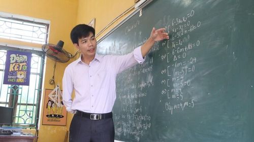 Thầy Trần Ngọc Dư đang ôn tập Toán cho học sinh khối 9 của Trường THCS Hiển Khánh.