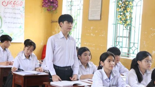 Các em học sinh lớp 9 Trường THCS Hiển Khánh, huyện Vụ Bản (Nam Định) đang tăng tốc ôn tập chuẩn bị thi vào lớp 10.