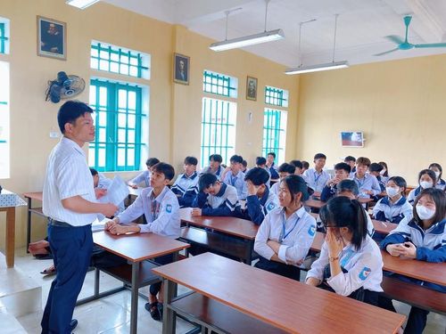 Giáo viên Trung tâm GDTX và Dạy nghề Hải Hậu tới tư vấn nghề nghiêp chọ học sinh lớp 9 Trường THCS Hải Lý.