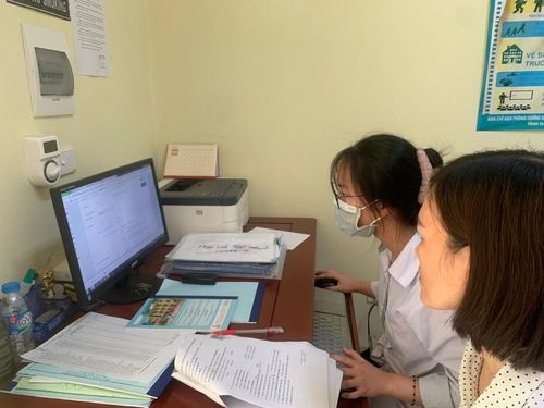 Học sinh lớp 12 Trường THPT Trần Văn Lan - huyện Mỹ Lộc được cô giáo hướng dẫn các bước để đăng ký dự thi thành công trên máy tính tại trường.