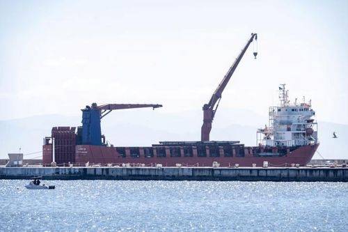 Tàu Lady R của Nga neo đậu tại Căn cứ Hải quân Simon's Town gần Cape Town, Nam Phi vào tháng 12/2022. (Ảnh: AP)