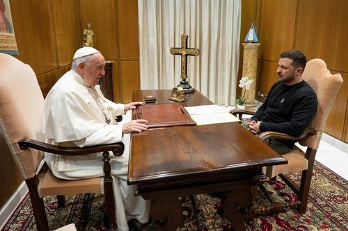 Tổng thống Ukraine Zelensky gặp Giáo hoàng Francis tại Vatican hôm 13/5. Ảnh: Reuters.