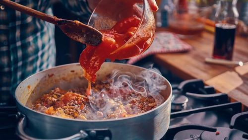 Các loại thực phẩm như phô mai, cà chua và thịt đều chứa glutamate tự nhiên. Ảnh: CNN