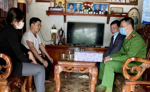 Công an xã Quỳnh Tam thường xuyên xuống địa bàn tuyên truyền, vận động nhân dân chấp hành nghiêm quy định của pháp luật.