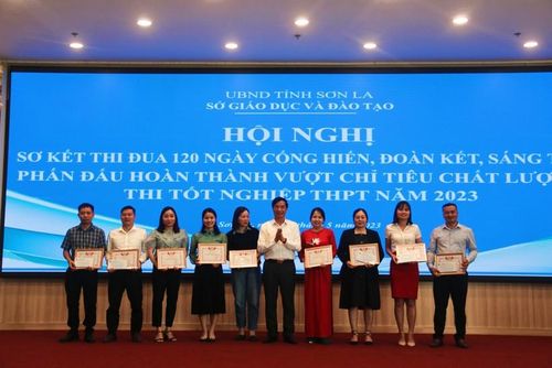 Ông Nguyễn Huy Hoàng tặng giấy khen cho những giáo viên có thành tích xuất sắc.