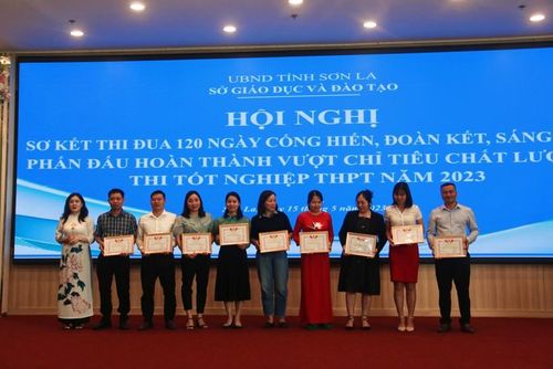  Bà Cầm Thúy Nga, Phó Chủ tịch công đoàn ngành giáo dục tỉnh Sơn La (người đầu tiên bên trái) tặng Giấy khen cho các cá nhân có thành tích xuất sắc.