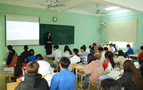 Cô và trò Trường THCS - THPT Quài Tở (huyện Tuần Giáo) tập trung ôn luyện.