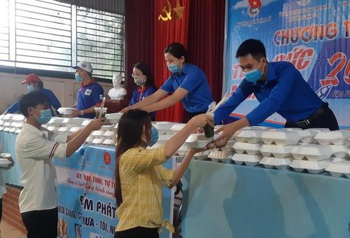 Các tổ chức đoàn thể huyện Nậm Pồ phát cơm miễn phí cho thí sinh tham dự kỳ thi Tốt nghiệp THPT năm 2022.