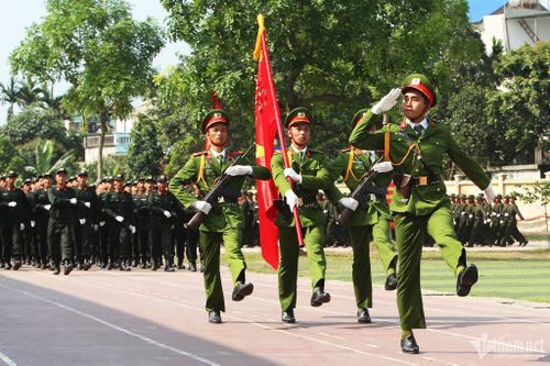 Mở đầu lễ bế giảng là màn duyệt đội ngũ nghiêm trang của cán bộ huấn luyện và chiến sĩ mới
