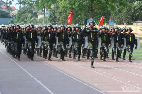 Các chiến sĩ mới duyệt đội ngũ 