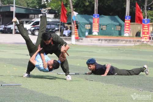 Chiến sĩ CSCĐ thao diễn khống chế đối tượng gây rối
