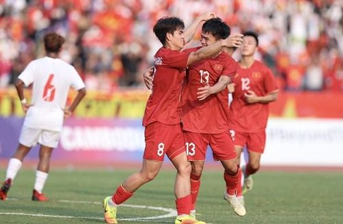 Hai cầu thủ Khuất Văn Khang và Hồ Văn Cương ăn mừng bàn thắng nâng tỉ số lên 3 - 0. (Ảnh: Hoàng Linh/TTXVN)