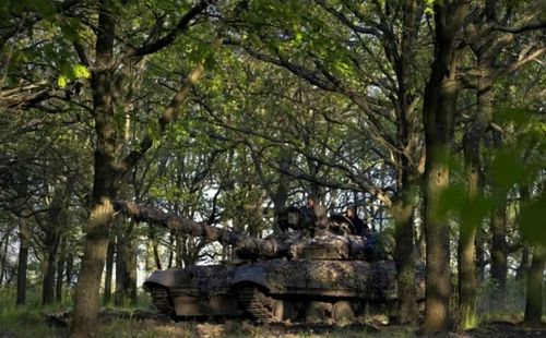 Một xe tăng của Ukraine trên chiến tuyến. Ảnh: AFP